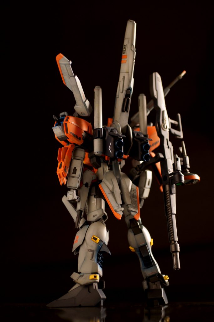 バックパックも少し上げ気味にして、腰のくびれが見えるようにするとスタイリングがいいです。