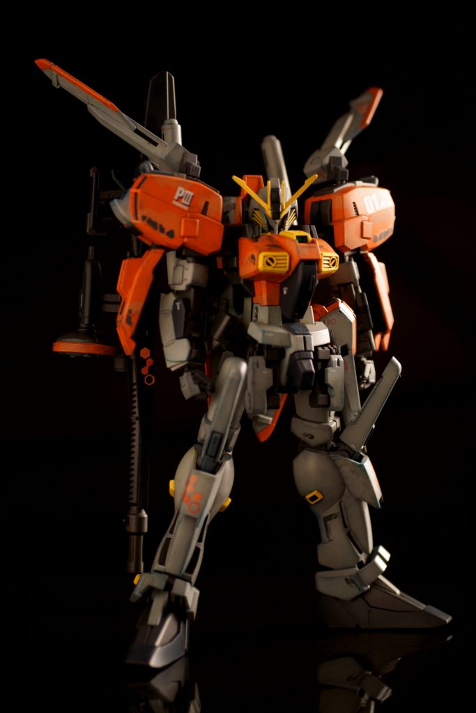 こちらでも足を強調(笑また、実はSガンダムは背面のメインスタビライザーの他、肩の羽は「サブスタビライザー」ですので、写真で映えるように展開するのがお好みです。