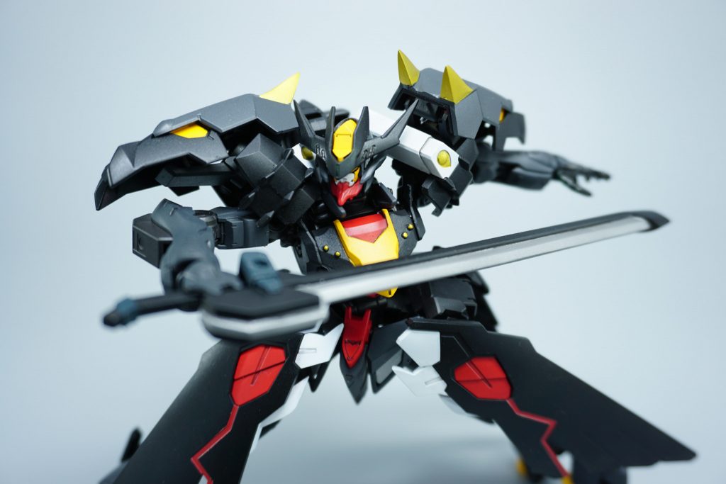 なお、強敵との戦闘の場合は、フルスクラッチにて製作された専用の太刀（っぽい鉄の棒）を振り回しての攻撃を行うことも