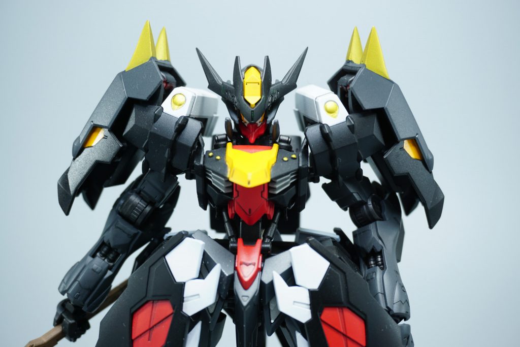 正式名称　黒狼機バルバトスガンダムバルバトスルプスをベースに、肩のレックスバスターや腰のフルクロスにて装甲を纏わせた改造ガンプラカラーリング等、SDガンダムの黒龍頑駄無を参考に学ランや番長という要素を足して生まれたMSである