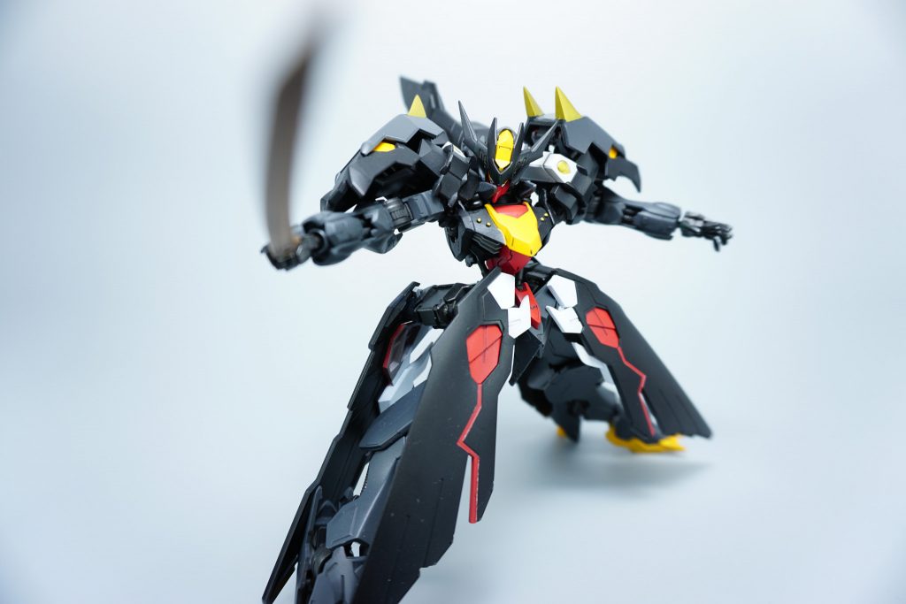 射撃武装は持たず、基本的にはバルバトスの太刀を塗装した木刀による攻撃や蹴る殴るの喧嘩殺法で戦闘を行う木刀風の武装を使うのは、必要以上に敵機を破壊しないという心の表れである番長は怖い顔して優しいのである