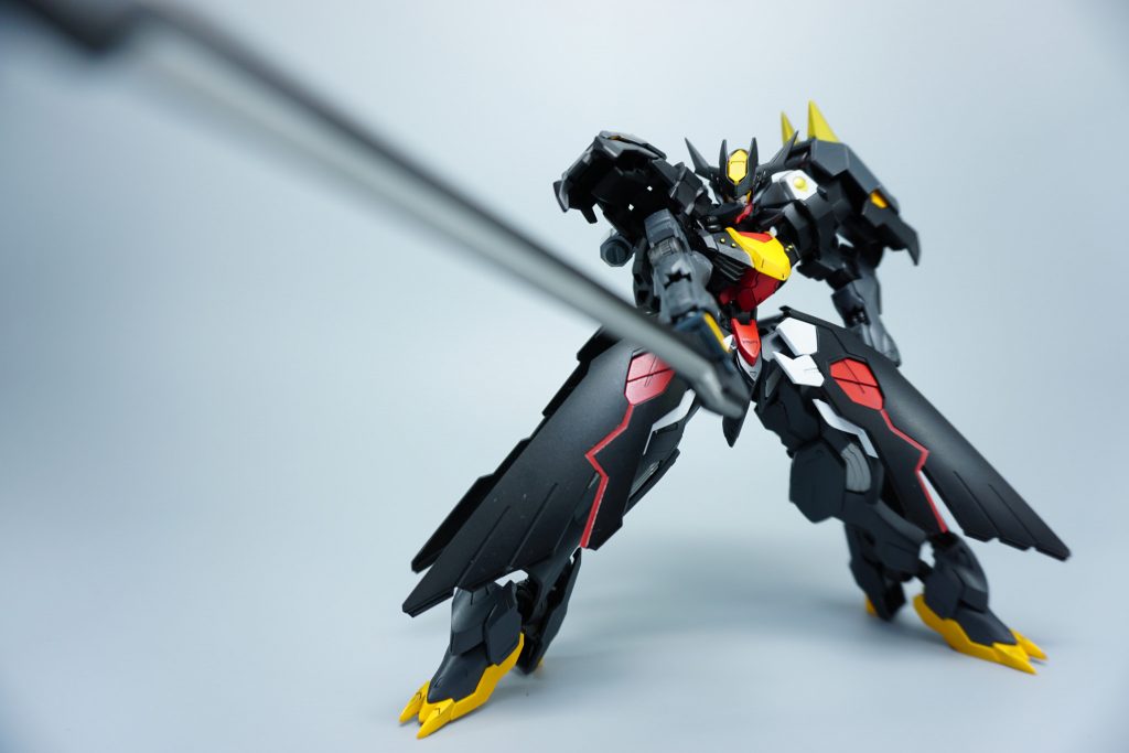 構造上、フルクロスに手を突っ込んだ不良スタイルができるので、ガラの悪い感じでのポージングやアクションも可能！バルバトス系の改造素体としての優秀さを再認識できた、製作してて楽しいガンプラでした