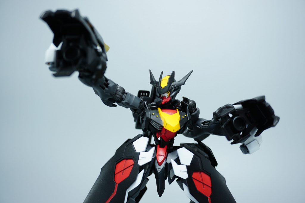 なおおまけで、こんな風に両肩のアーマーを装備してナックル風にすることもできます！なかなか様になってますよね、多分気合玉みたいなのを発射したりするんだろうなと思います