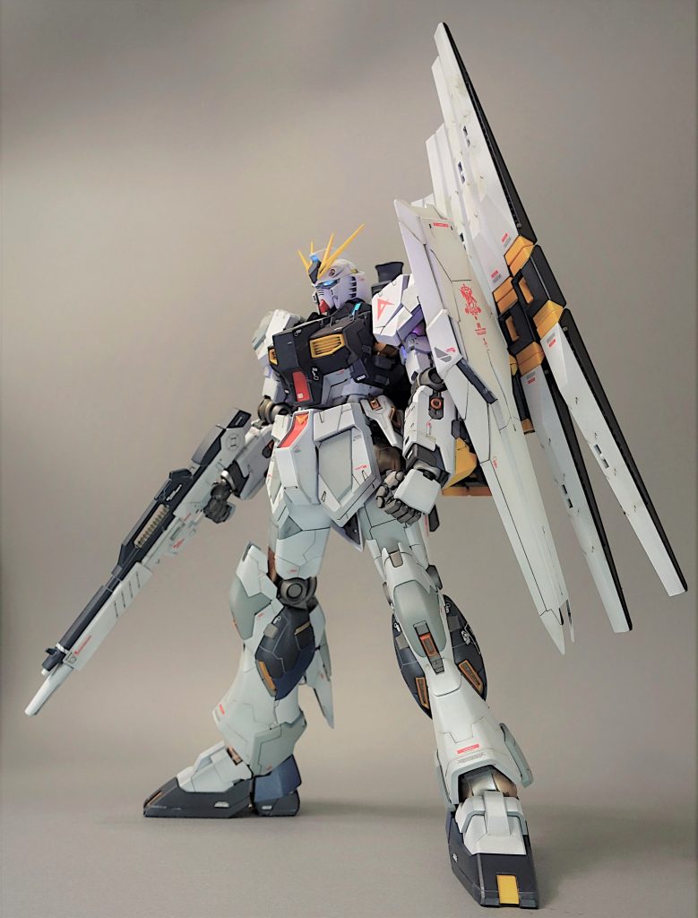 ファンネル背負ったνガンダムは絵になりますね、ちょっと神々しい感じにライトをあててみました関節が柔らかくファンネルやシールドが重いので固定するのが非常にむずかしい