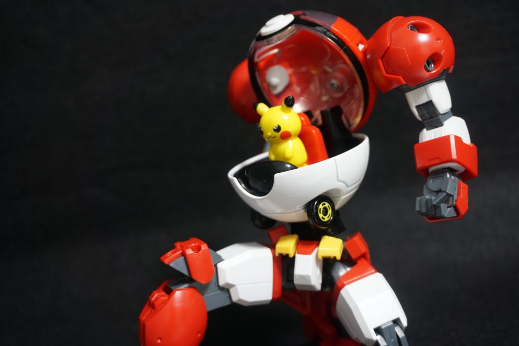 コクピット、というかモンスターボールは開閉式です。