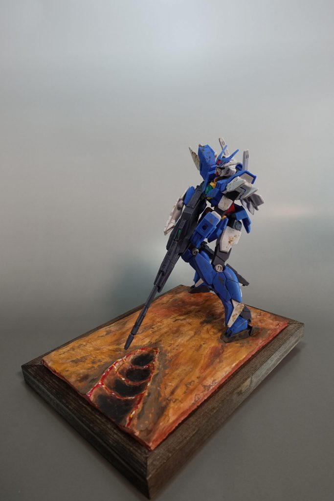 リライズ20話の射撃後シーンを再現、本体は部分塗装とウェザリングのみの簡単フィニッシュ。土台は百均のフォトフレームと石粉粘土を使用しアクリル絵の具で着色しました。
