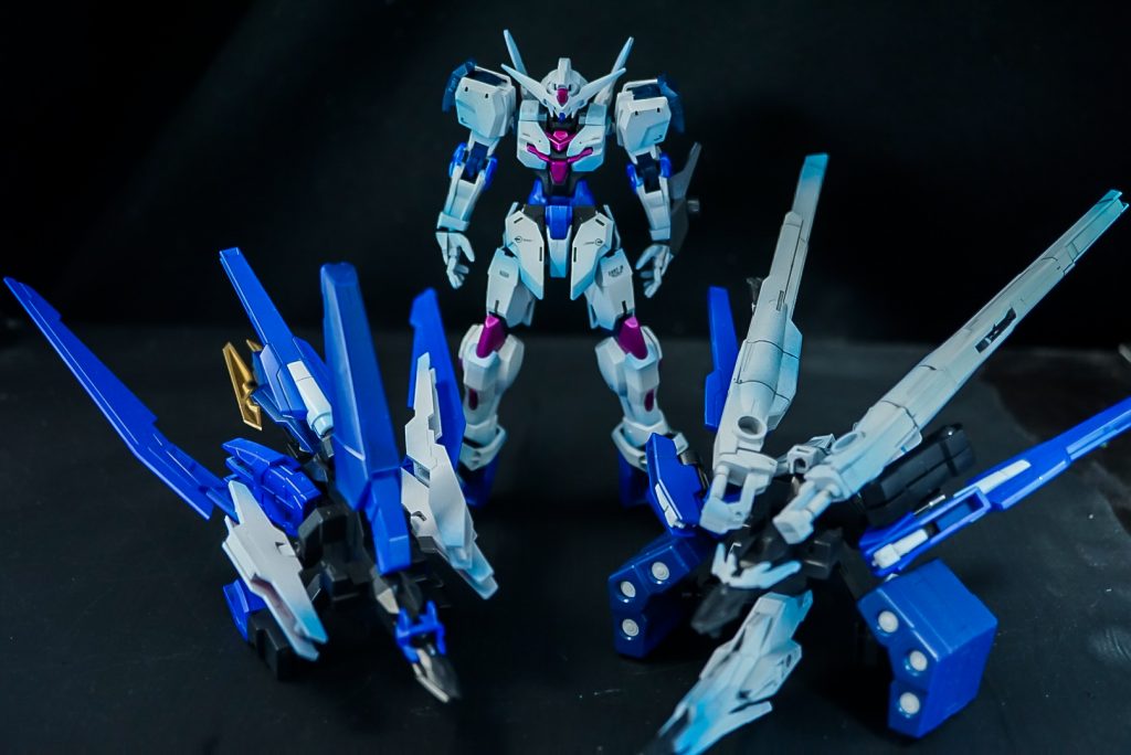 コアガンダムⅡの顔が好きで、リライズコンは是非コイツでと思いつつも、コアガンダム作品は多分いっぱい出てくるよなぁ…と言う事であえてコアドッキングをさせない形で制作しましたで機体説明ですが、クアドリガ(4頭引きのチャリオット)は名前にちなんで支援機との合体パターンにより4形態に変化しますコアガンダムとして使わないとは言いましたが、コアドッキングはしないにしても何もないんじゃ寂しいしもったいないので、ストライカーパックシステムをイメージした形にしてます