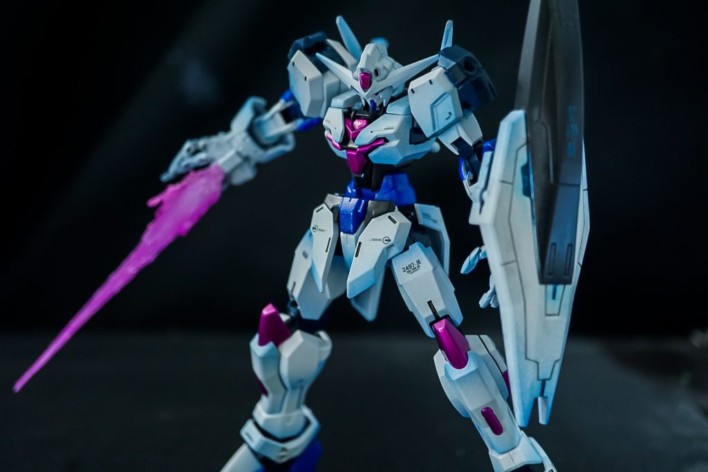 サーベルクローは手の甲側には鉤状の実体剣、掌側にはビームサーベルを備える