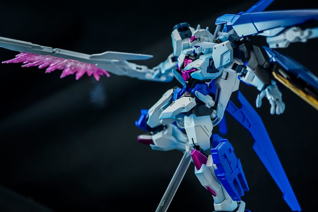 合体時は背中のスラスターがお尻に移動する事でビームサーベルラックも移動、腰から抜刀する形にしてます