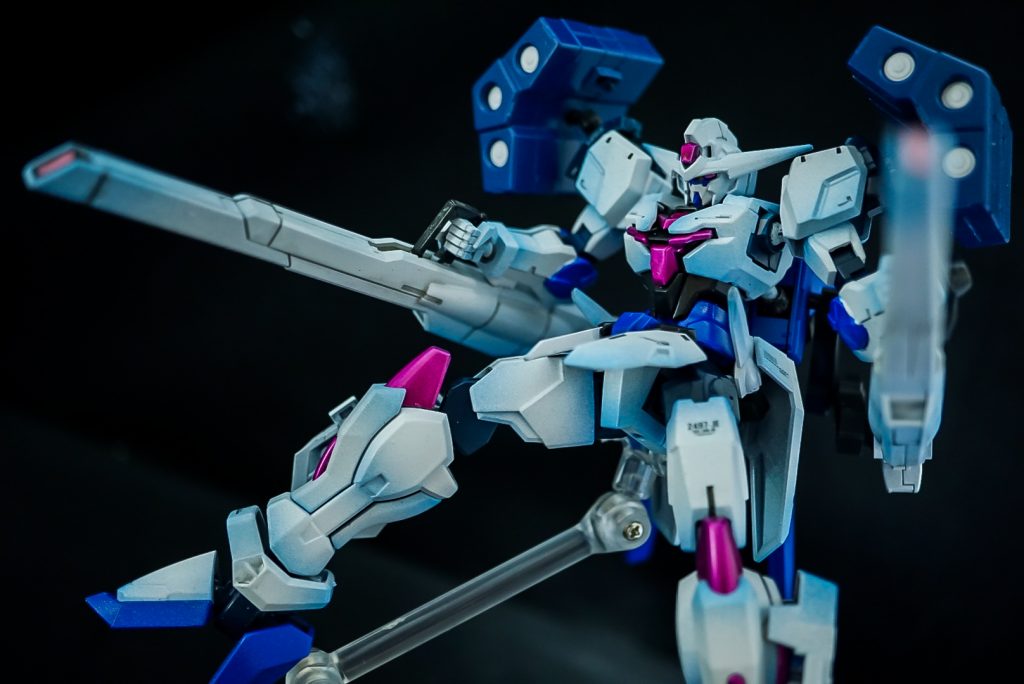 背中のツインビームキャノンはアームで全面に引き出して構え可能