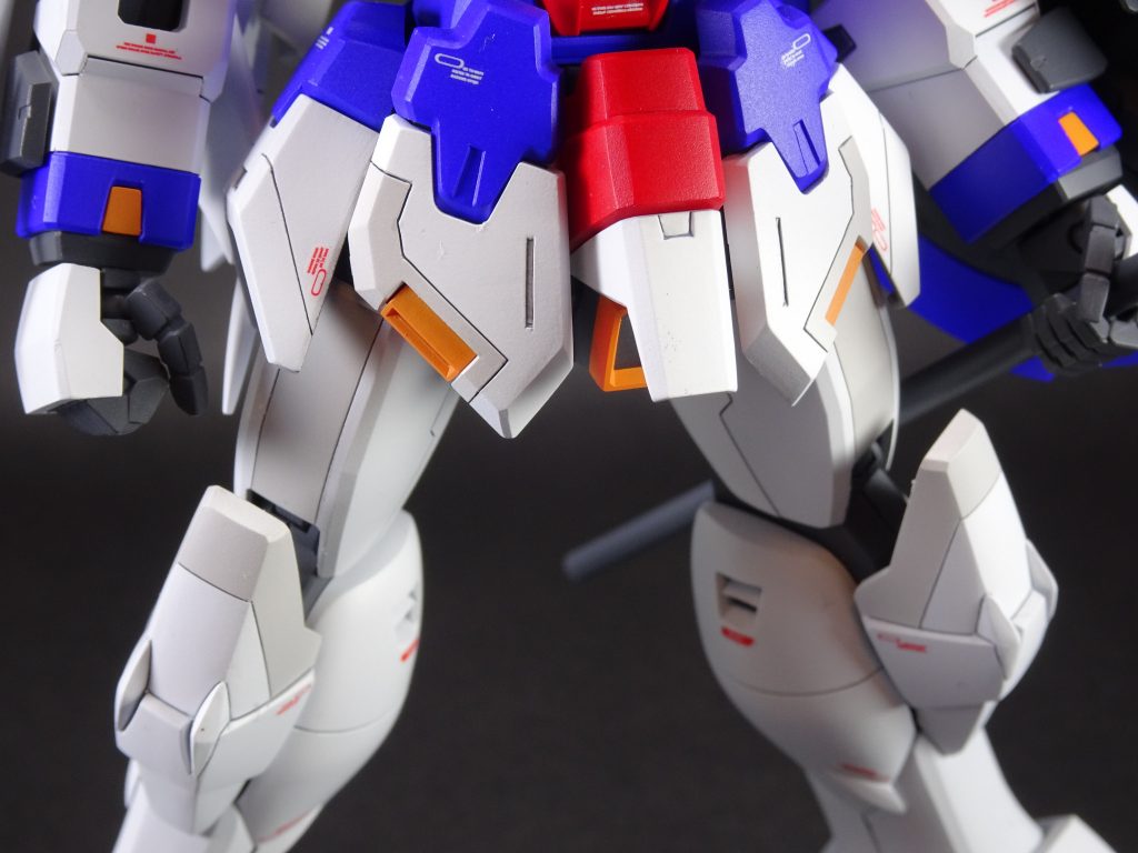 スカートアーマー、太腿あたりがあまりに淡泊だったので、スジボリを追加。フロントスカートのデザインラインは旧キットのナタクのパターンを参考に。