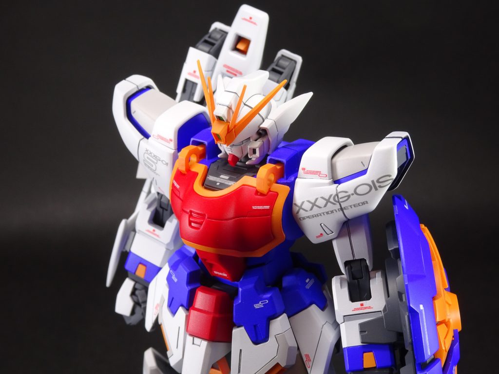 デカールはバンダイのウイング系水転写デカールで統一。左肩の文字はイチかバチかでしたが、うまく収まりました…