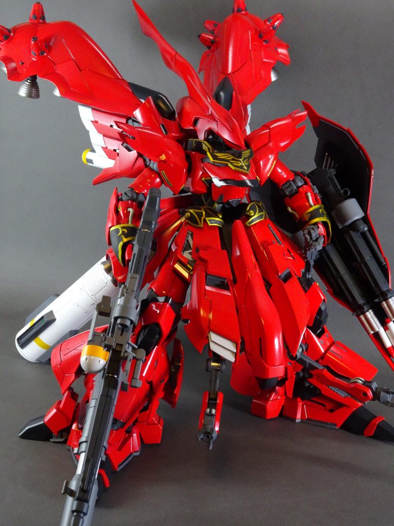 上半身がシナンジュ、下半身がサザビー、ファンネルコンテナはクシャトリアリペアード、巨大プロペラントタンクはαアジールです。赤色は、ガイアの限定カラー「富野由悠季の赤」を贅沢に使用しました。