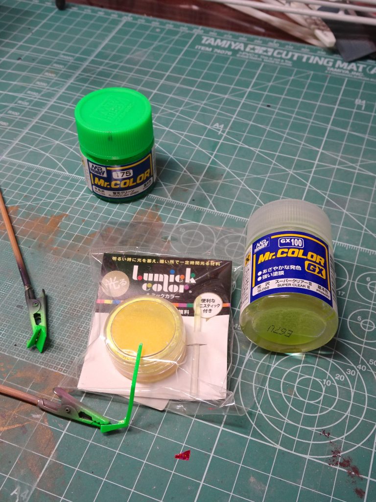 蓄光パウダーは手芸センターでネイルやレジン用に売られているものを使ってみました。思ったよりパウダー粒子が大きく、0.5mm口径でも思い切り吹かないとちょくちょくノズルが詰まってしまいました。