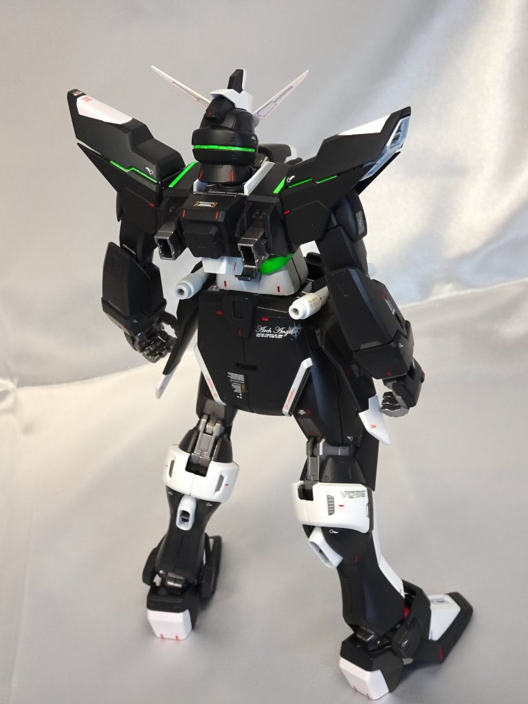 本体背面は後頭部の蛍光グリーン部がお気に入りポイントです。また、どこから見てもシンボリックなデカールが視界に入る様にレイアウトしたつもりです。