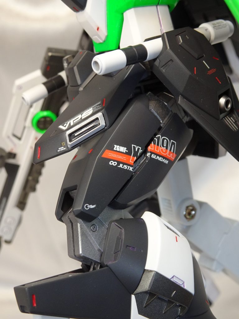 外装からチラ見えするフレームは輝度の高い色にしたかったので、クール系メタリックのフレームメタリック2をメインに、一部バーニアなどはフレームメタリック1を使っています。