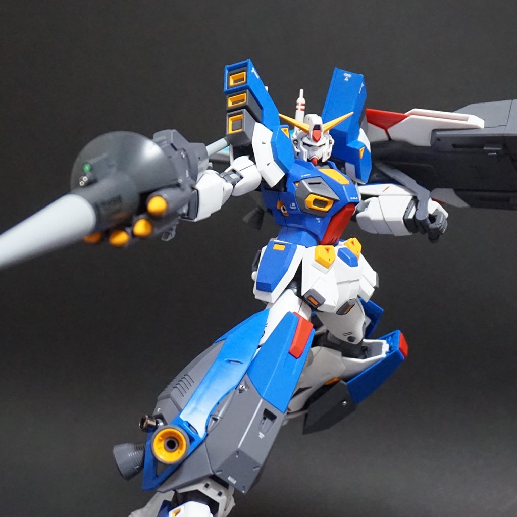 ビーム・ライフル一体型ショット・ランサーを構えて