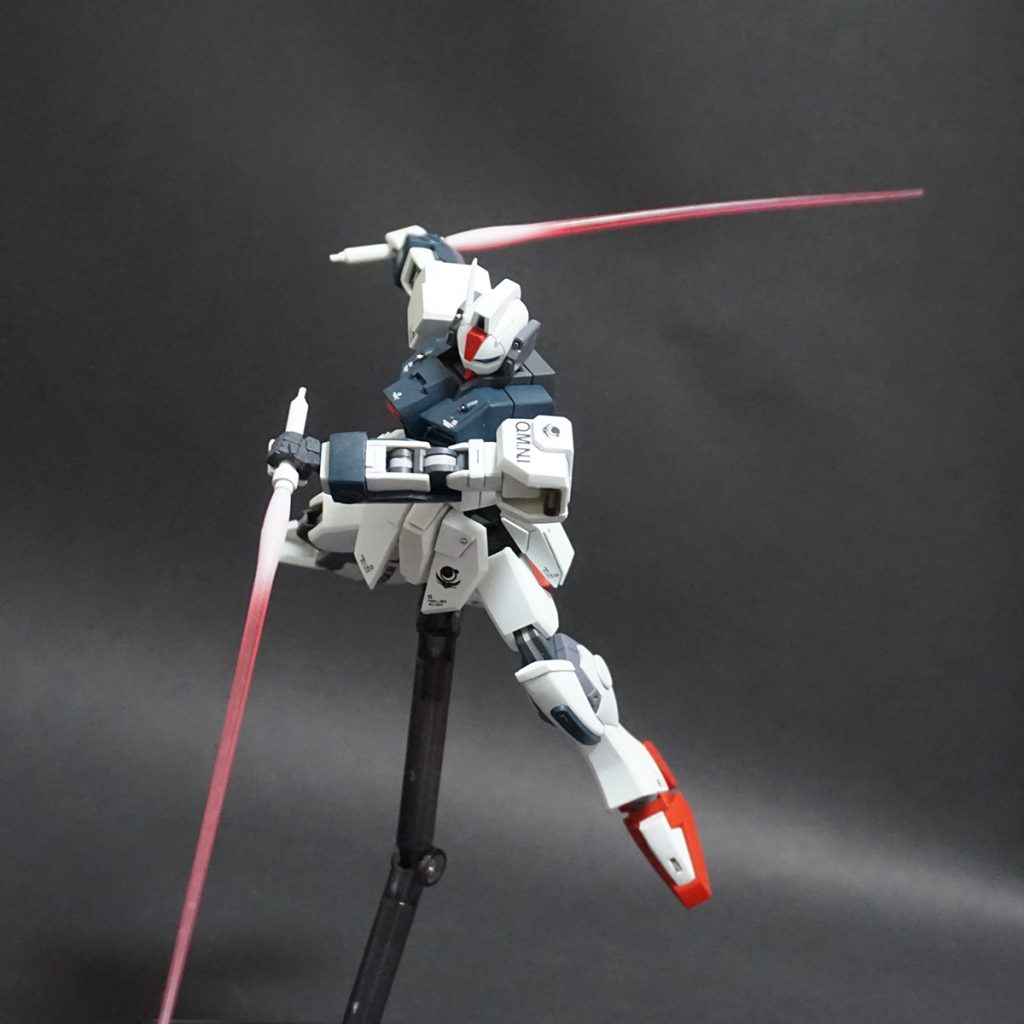 ビームサーベルを構えて