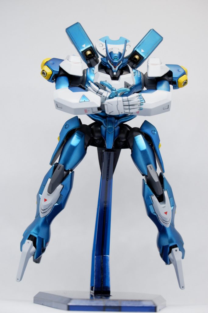 肩の接続部分がキットのままだと肩パーツを貼りつけた感が強かったのでボールデンやその他パーツで修正。