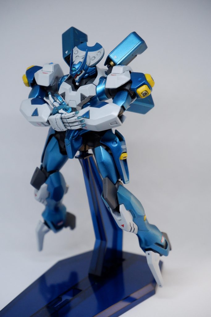 肩の青部分はキットだと一体になってるので分割。ボールデンのボールジョイント小で繋いでます。