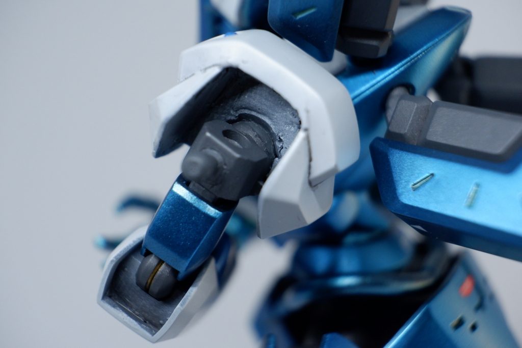 HGキャンペーンのパーツに穴開けてボールデン小接着してます。