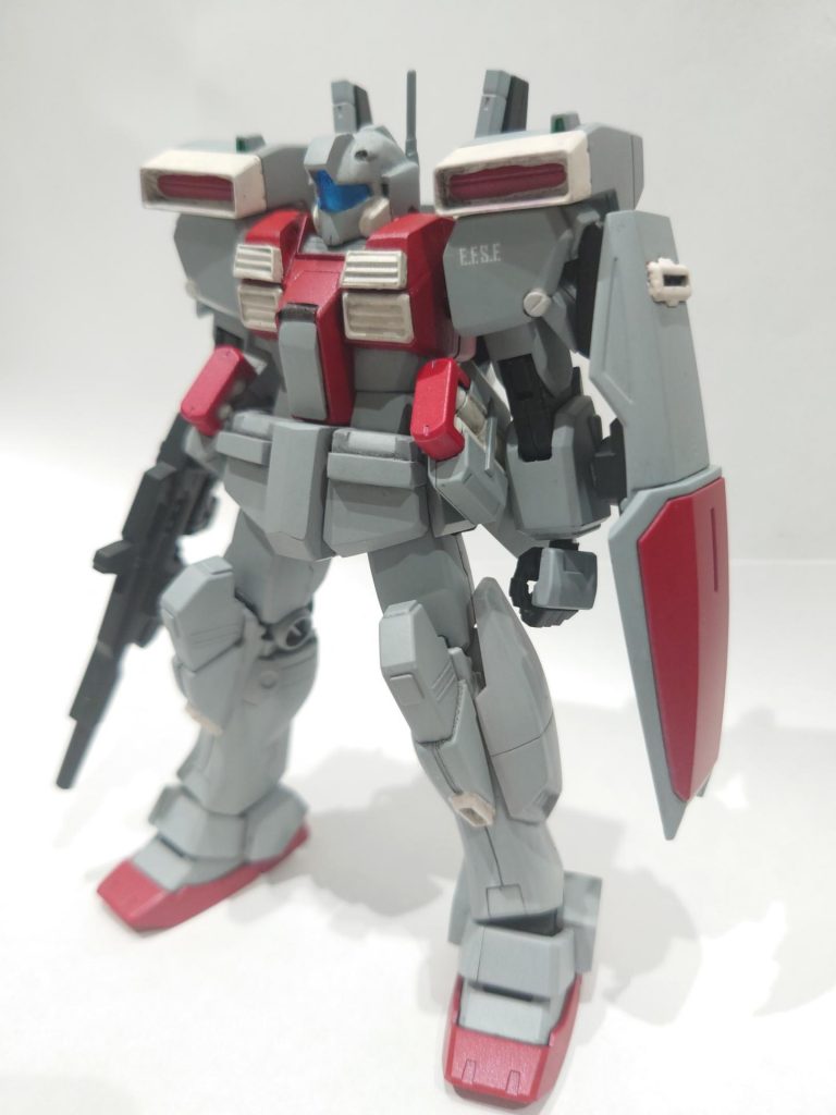 全身を斜め前から。形状が異なる部位はパテやプラ板でスクラッチしました。頭部が全く形状が異なるので、ジム改とライトニングZガンダムから拝借。(それでも芯程度にしかなりませんでした)