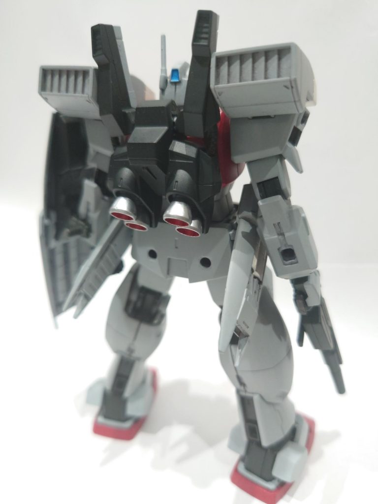 斜め後ろから。今回は部分塗装が乗りづらいホワイトだったのでちょっと厳しかったです。スラスターはガンダムマーカーのメタリックレッドと4Artistマーカーのシルバーで塗装。見栄えが良くなったと思います。