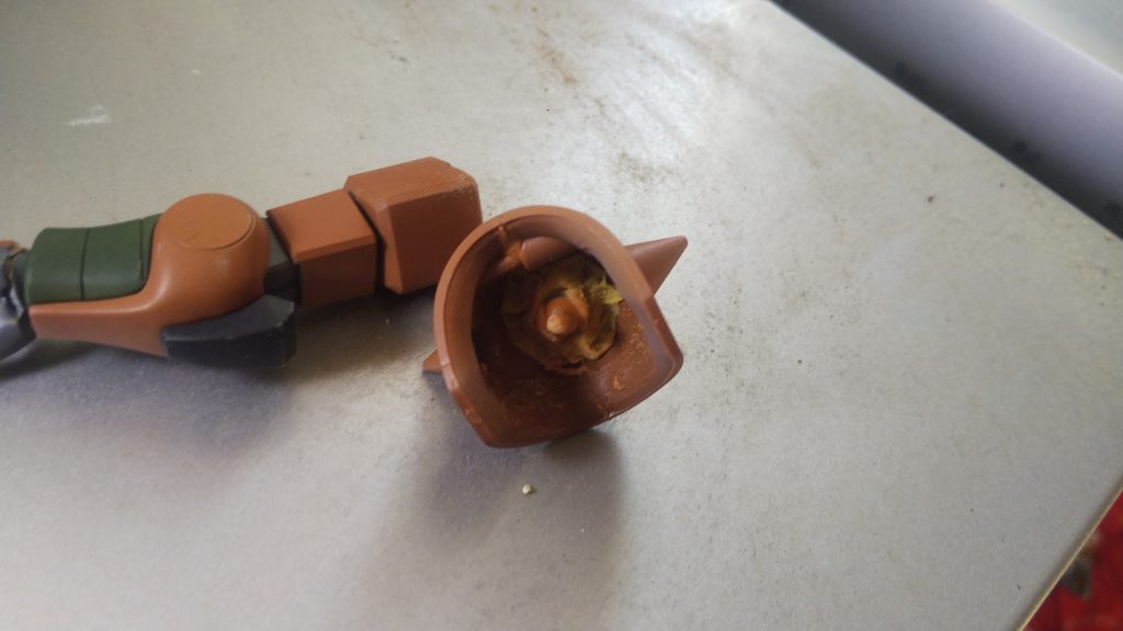 ちょっと見辛いですが、スパイクアーマーは、ポリキャップが見えるのが嫌でボールジョイントにしてしています。