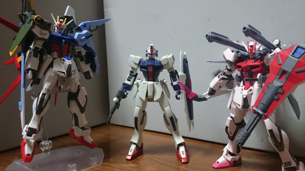 最後はストライク、ストライクルージュといっしょにウーム、実に量産機量産機してるデザイン     ……途中からアンテナ外れちょることに今気付いたはずい…