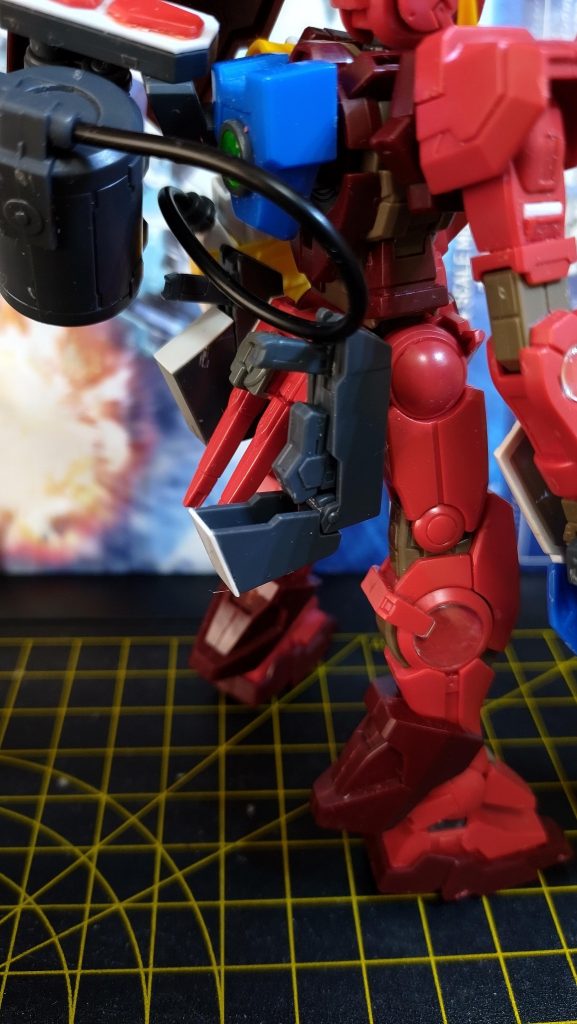 　塗装前の写真ですが、腰の後ろにビームサーベルとビームピストルをマウントしてます