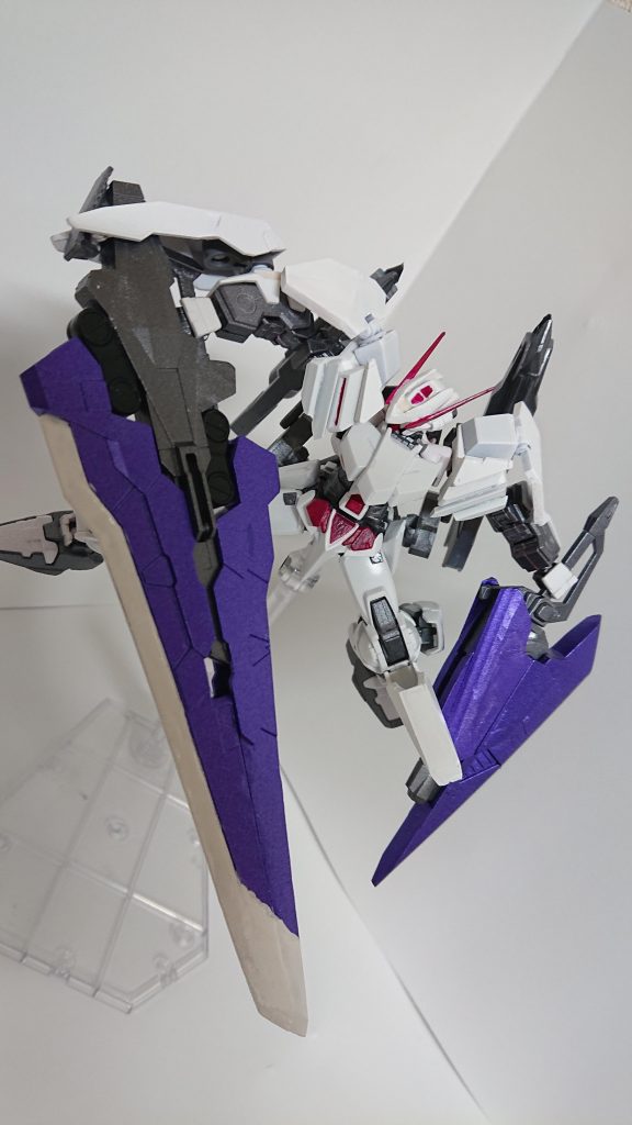 片腕で保持出来るように、シールドがサブアームの役割も兼ねてます。