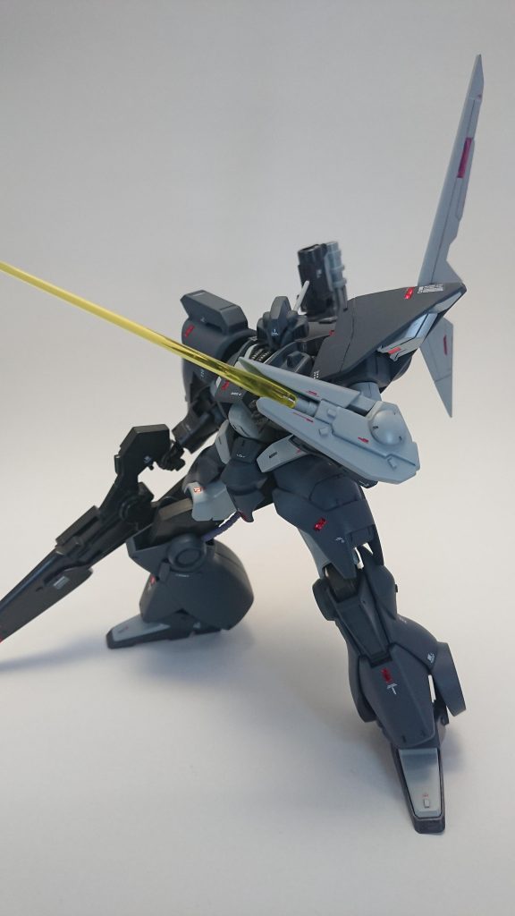 ビームサーベルユニットアーマードコアであればパイルバンカーかレーザーブレードは外せないかと。ジャンクパーツを使ってそれっぽく作れました。