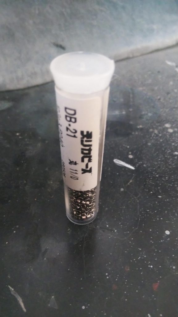 これがチリカビーズです。色も豊富で自分は、シルバーを買いました。次の作品にも使おうと思ってます😊難点は、かなり小さいので老眼が来ている自分は、何個かピンセットで弾きました😓