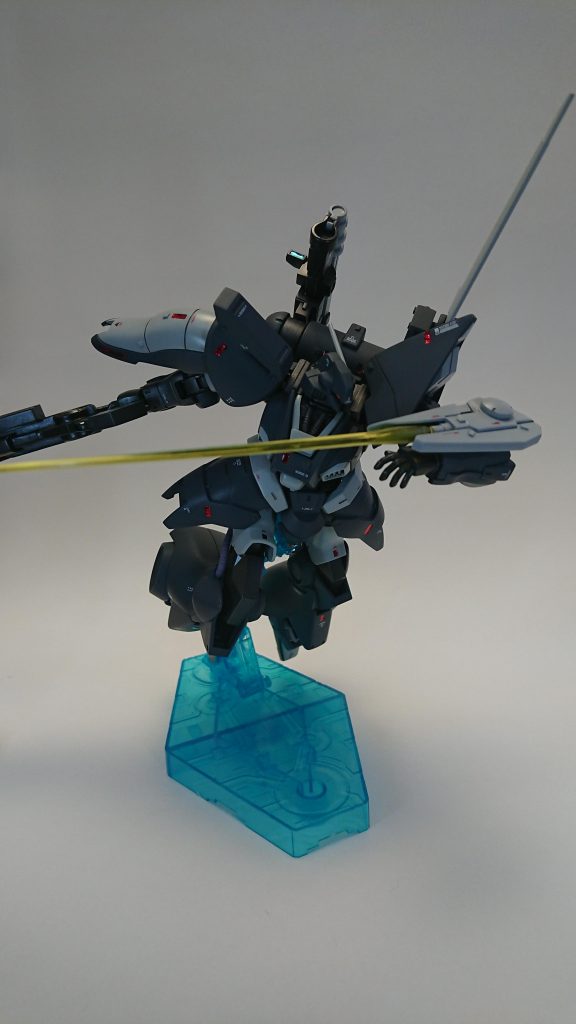 最後まで左手の武装は何にするか悩みましたがやっぱりレーザーブレードだとアクションポーズが映えますなぁバックパック左にはレーダーアンテナを装備してました。分かりずらい…