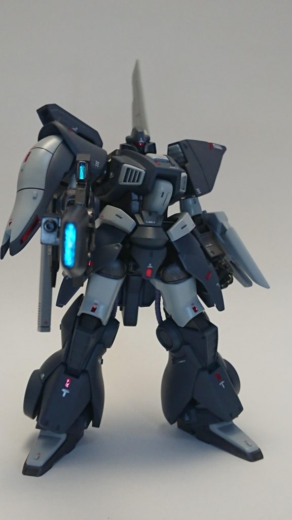 本機は全身に赤色ラピーテープをアクセントに用いてますが、銃口とスコープだけはライトブルーを使ってます。「これも仕事なんでな…」とか言いそう。