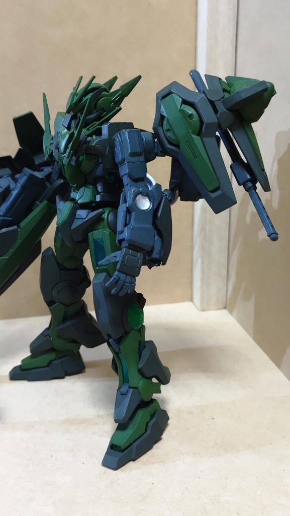 　左横から　グラハムガンダムの影響を受けて左腕だけ別物にしてみました、一応腕にビームサーベルを取り付けて有ります
