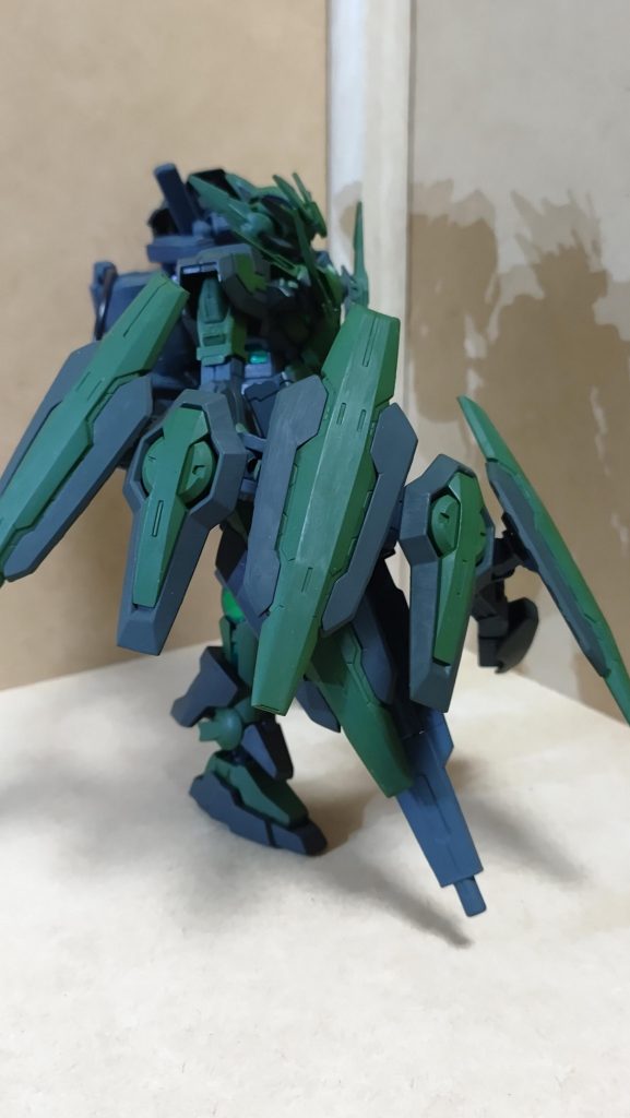 　右横から　右腕を覆う様に展開しているシールドはテールユニットで、腰の後ろからのびてます