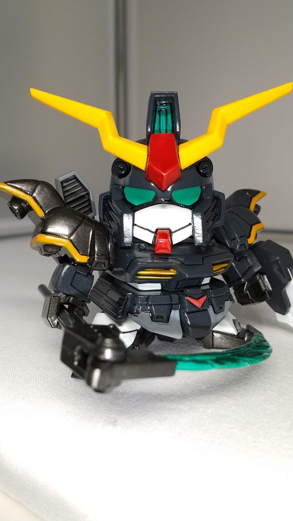 アンテナ赤バージョン。ボディーの濃いグレーを調色して塗ったところ塗料が足りなく、右肩、両足が黒鉄色になってしまいました。(頭部バルカンのイエローを塗り忘れていました)