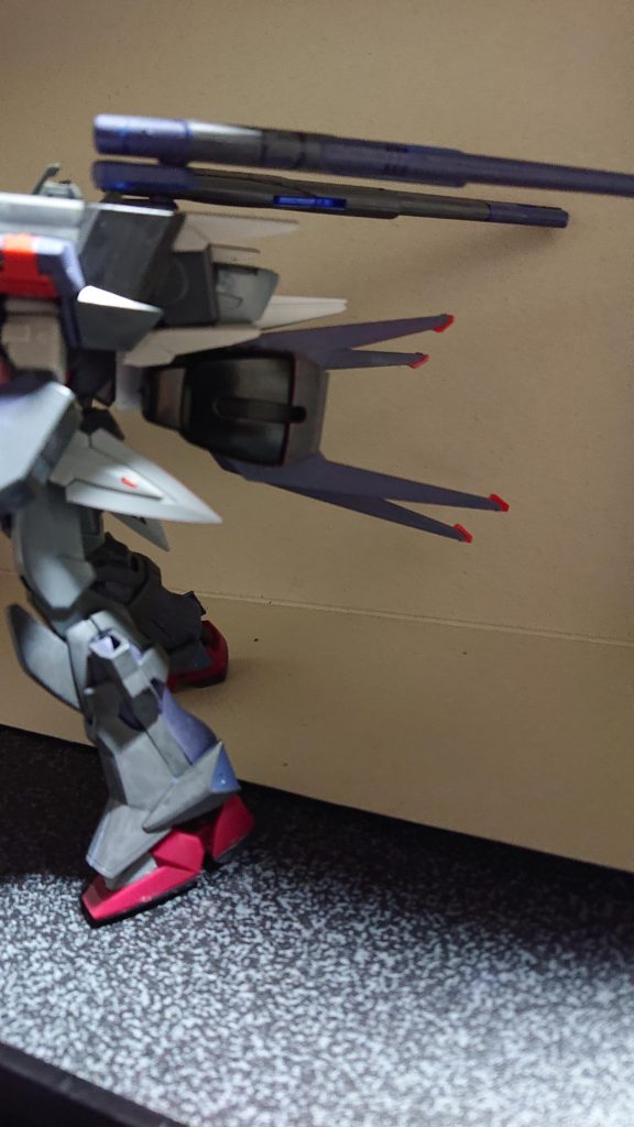 エールストライカーはそのままだと装着出来ないのでビームサーベルラックを削り取りました。ヴェルデの肩部バーニアにエールのバーニアで加速度がかなりヤバい気がする。