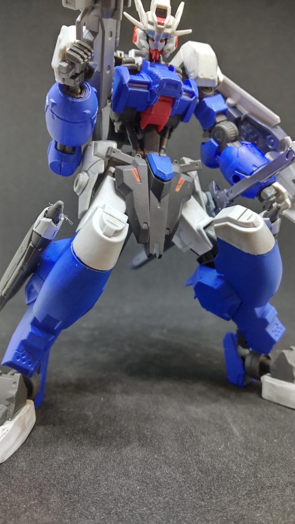 まず基本武装から、試作ライフル、バトルブレードそしてハンドピストル×2…これだけです。脚部のスラスターは移動の他に「とある」事をするために使います(*^^*)