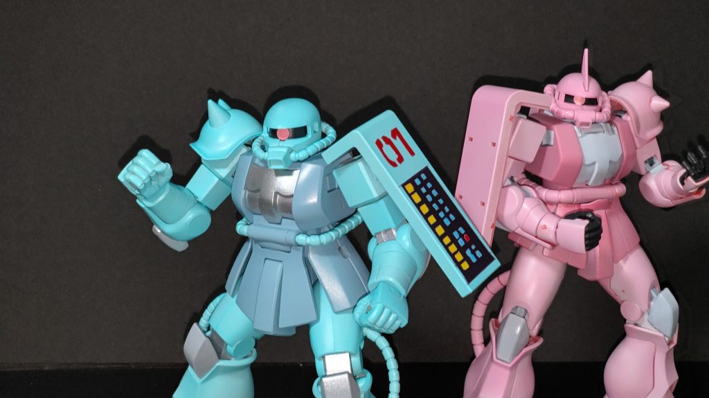 この子は実は先月のザクの日で作ったやつのやり直しです(右の子)ランナー塗装のためゲート処理できなかったのでゲート処理したのち、塗装を一旦剥がして再度塗り直し