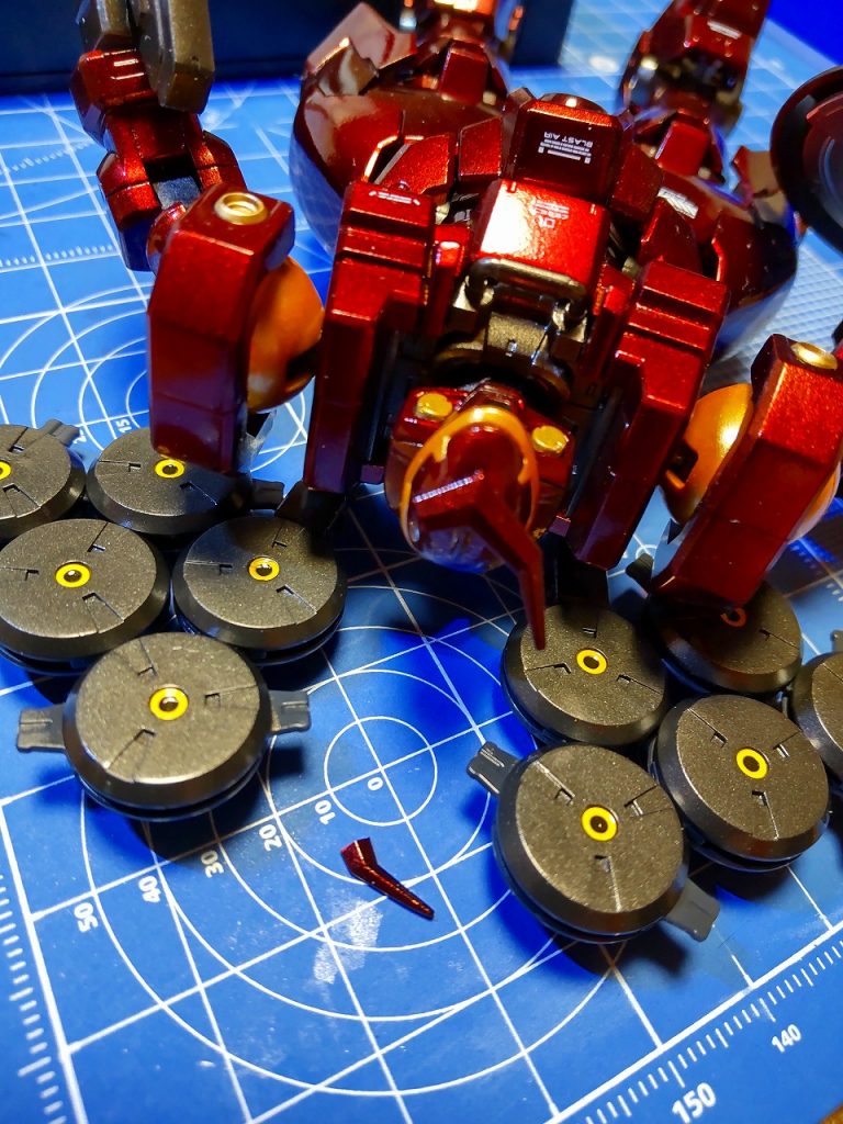 完成してスマホで撮影してるときにアンテナが折れました(´・ω:;.:...  )とりあえず瞬間接着剤でくっつけましたが、接着剤がこんもりしています。ヤスって均そうかと思ったんですが、多分ヤスってる時にまた折れると思ったのでそのままにしておきました。上からクリアーかけたらそこまで目立ちませんしね('ω')