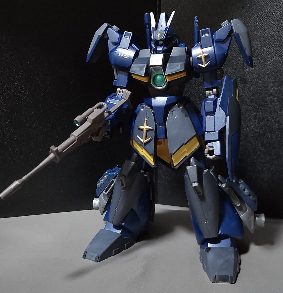 ○主な改造点について・頭部ガルバルディβの頭部を使用。額に30MMシリーズのフェイスパーツを切り取ったのを接着しました。(以前作ったジャハナムと同じ要領)・肩アーマーこれもガルバルディβのを使用。追加装甲として、バーザムのを追加して、隙間にハードポイントを設計し、他のパーツを付けれるようにしました。※デフォルトはスモールバインダー装備・脚部ガルバルディリベイクの追加装甲の上にスターク・ジェガンの脚部のオプション装甲の一部を接着しました。※ついでにハンドグレネードも付いてますが、ミサイルランチャーとして運用。後はスカートアーマーや肩アーマーに地球連邦軍のエンブレムを付けました。