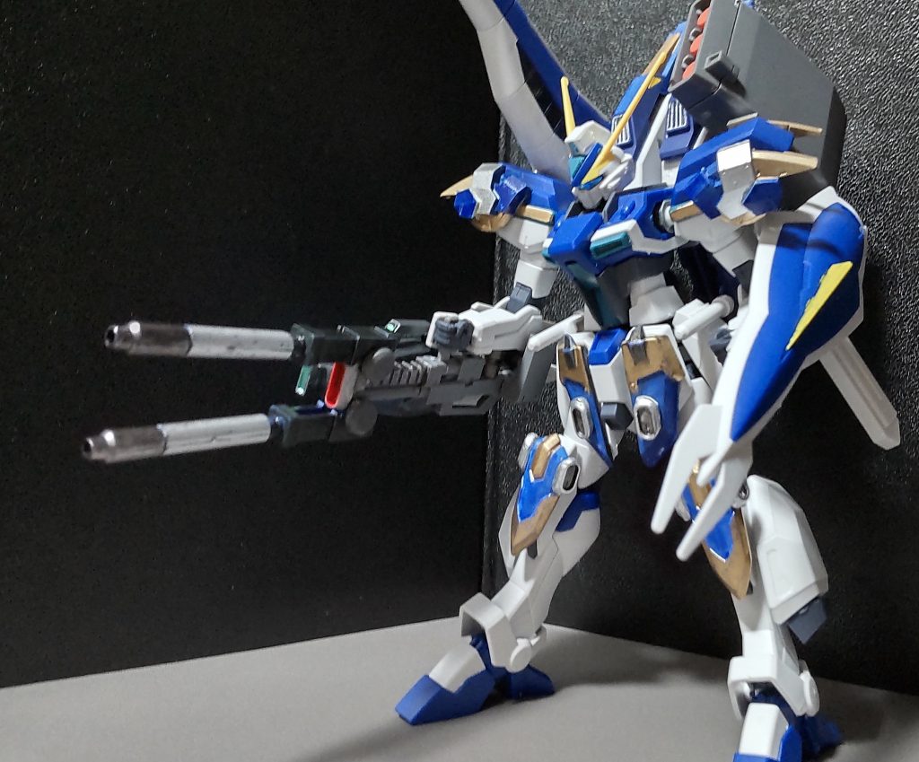 ○メガビームライフル追加武装の一つで、2種類の攻撃モードがあり、一つ目は先端の2門のビーム砲から攻撃する通常モード。2つ目は中央部にある大経口から2門のビーム砲のエネルギーを集束させたのを放つ強化モードがある。