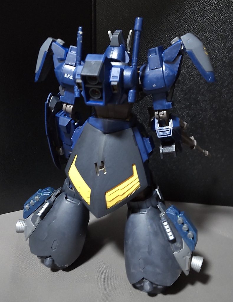 リアビュー・バックパックはガルバルディβ用の上にジムスナイパーⅡのバックパックを重ねました。(ネモのでも代用可能)後は両サイドにサーベルラックを装着。・脚部の追加装甲の隙間にゲルググのスラスターを加工したものを接着しています。※ドムやゲルググをイメージしました。