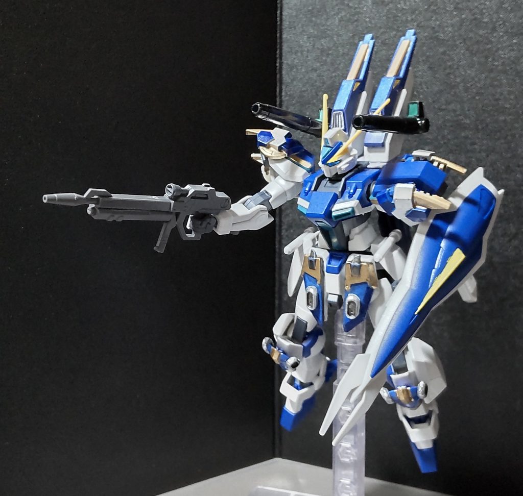 ミノフスキーストライカーの装備は脱着可能なので、写真のような小型のビーム・キャノンに換装したりする事も可能です。