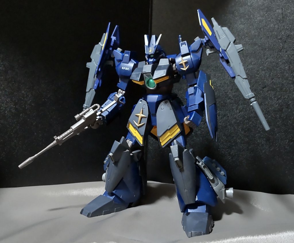 肩アーマーに付けたハードポイントは色々な物を装着できるようにしており、例えば画像のようにビルドブースターmk2のビームライフルを装着すると、簡単に火力アップ出来ます。