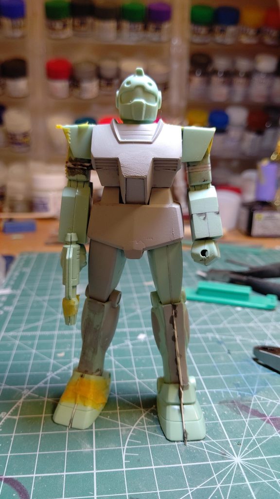 ↑膝から下を0.5㎜幅増し。↓股関節と足首をボールジョイント化して脚の取り付け位置を下げました。