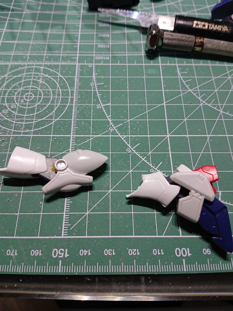 ちょうど残ってたので脚の加工風景です。旧キットだとアンクルアーマーが脛と一体になっているので、デスサイズ側をふくらはぎのラインでカットし、ウイングの脛を継ぎ足していました。