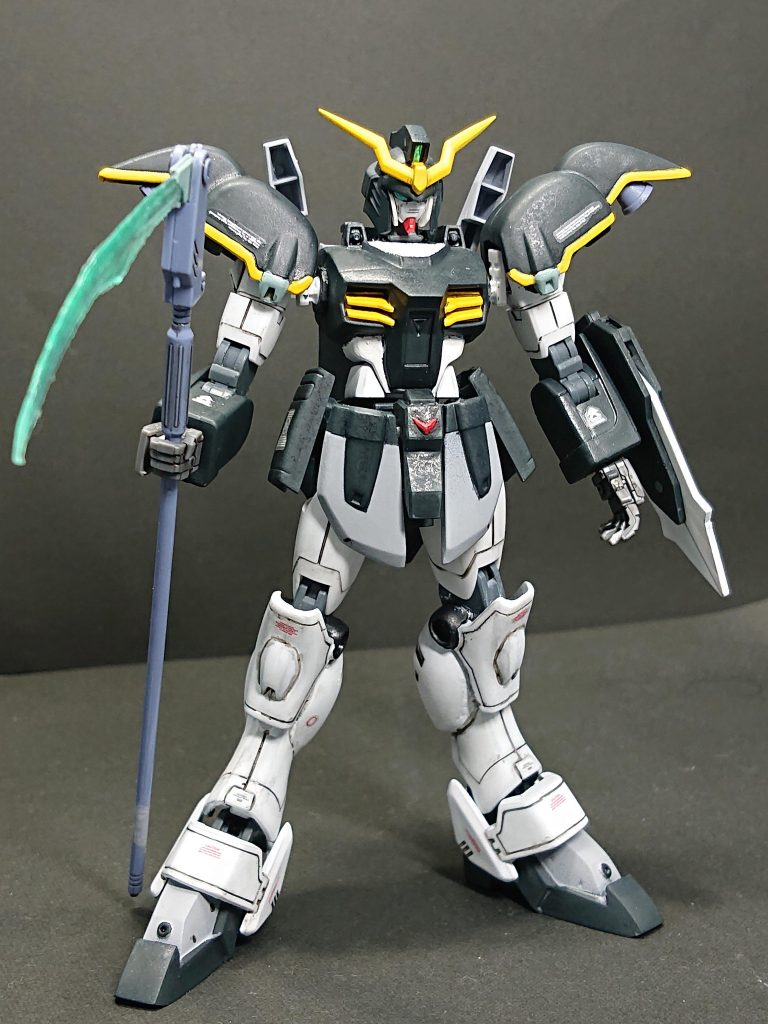 作成はHGACのウイングガンダムベースで素体を組み、その上からデスサイズのパーツを被せました。【頭部】フェイスはウイング、頬にプラバンを挟み隙間を埋めてます。アンテナをシャープにし、平べったい状態から角度を変更して付け直し。【胴・バックパック】ウイングの胴周りにデスサイズの前面パーツを取り付け。ウイングの肩関節を残したので背面はデスサイズでカバーできず、エポパテで成形しました。バックパックはジャマー部分を分割し、可動できるようにしました。